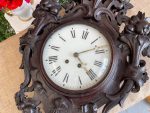 Grezns sienas pulkstenis ar augstvērtīgiem kokgriezumiem — bīdermeijera stilā, (Elegant Wooden Wall Clock with Exquisite Carvings — Biedermeier Style) (3197) - Image 8