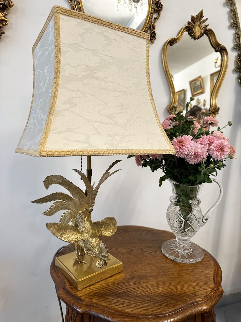 Galda Lampa ar Zelta Krāsas Gaiļa Figūru, Vidēji Liela Izmēra (5143) - Image 1
