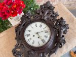 Grezns sienas pulkstenis ar augstvērtīgiem kokgriezumiem — bīdermeijera stilā, (Elegant Wooden Wall Clock with Exquisite Carvings — Biedermeier Style) (3197) - Image 2