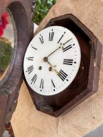 Grezns sienas pulkstenis ar augstvērtīgiem kokgriezumiem — bīdermeijera stilā, (Elegant Wooden Wall Clock with Exquisite Carvings — Biedermeier Style) (3197) - Image 9