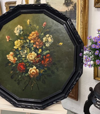 Klassisk stilleben med roser i solid ottkantet ramme (indrammet oliemaleri roser stilleben)