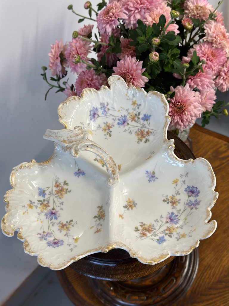 "Limoge" Porcelāna Trio Trauks Uzkodām, Vidēja Izmēra (5175) - Image 1