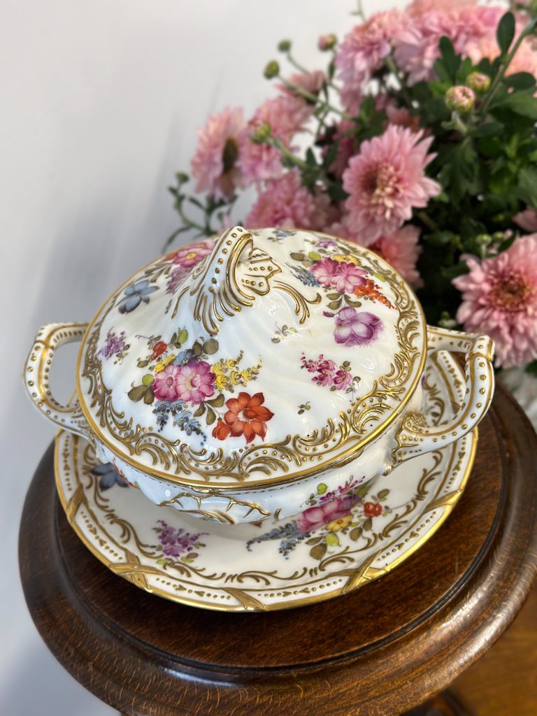 Maza Izmēra Porcelāna Terīne ar Šķīvi, Apgleznota ar Zelta Krāsas Detalizāciju (5144) - Image 1