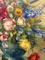 Glezna "Ziedu klusā daba" greznā gaišā rāmī (Floral Still Life Oil Painting in an Ornate Light Frame) (6149) - Image 5