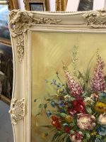 Glezna "Ziedu klusā daba" greznā gaišā rāmī (Floral Still Life Oil Painting in an Ornate Light Frame) (6149) - Image 6
