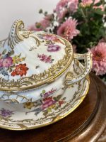 Maza Izmēra Porcelāna Terīne ar Šķīvi, Apgleznota ar Zelta Krāsas Detalizāciju (5144) - Image 3