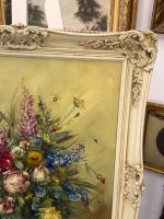 Glezna "Ziedu klusā daba" greznā gaišā rāmī (Floral Still Life Oil Painting in an Ornate Light Frame) (6149) - Image 4