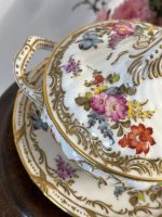 Maza Izmēra Porcelāna Terīne ar Šķīvi, Apgleznota ar Zelta Krāsas Detalizāciju (5144) - Image 6
