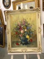 Glezna "Ziedu klusā daba" greznā gaišā rāmī (Floral Still Life Oil Painting in an Ornate Light Frame) (6149) - Image 2