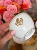 Limoges Porcelāna Krūzīte ar Zelta Monogrammu — D & Co, Limoges, Francija, ap 1879.–1900, Liela Izmēra, Pieejamas 2gab (5515) - Image 5
