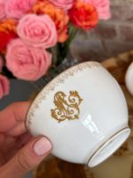 Limoges Porcelāna Krūzīte ar Zelta Monogrammu — D & Co, Limoges, Francija, ap 1879.–1900, Liela Izmēra, Pieejamas 2gab (5515) - Image 4
