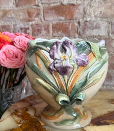 Fajance urtepotteskjuler med irisrelief – Art Nouveau, Chaumette, Frankrig, ca. 1900