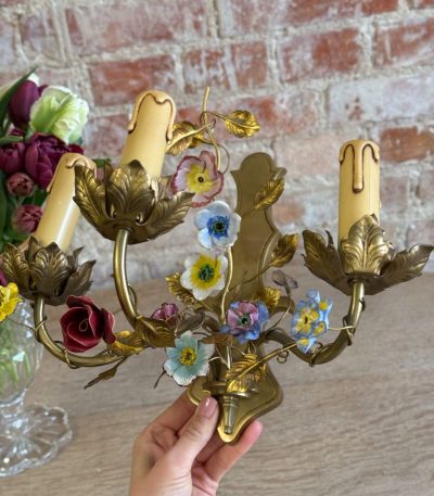 Væglampe med blomsterdetaljer, mellem størrelse (5670)