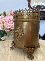 Antīks bronzas šampanieša dzesētājs uz lauvas ķepām — Magdeburgas lietuve, Ļoti smags (antique brass lion paw champagne ice bucket) (4660) - Image 2