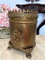 Antīks bronzas šampanieša dzesētājs uz lauvas ķepām — Magdeburgas lietuve, Ļoti smags (antique brass lion paw champagne ice bucket) (4660) - Image 3