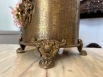 Antīks bronzas šampanieša dzesētājs uz lauvas ķepām — Magdeburgas lietuve, Ļoti smags (antique brass lion paw champagne ice bucket) (4660) - Image 6