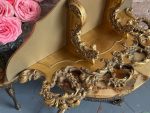 Zeltīta Koka Sienas Konsole ar Bronzas Rocaille Ornamentu — Louis XV Rococo, Francija/Itālija, 19.gs. (5384) - Image 5
