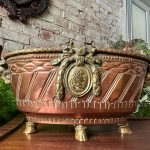 Bronzas un Vara Jardinière ar Aunu Galvām un Romiešu Medaljonu — Empire Stils, Francija/Beļģija, 19. gs. (3630)