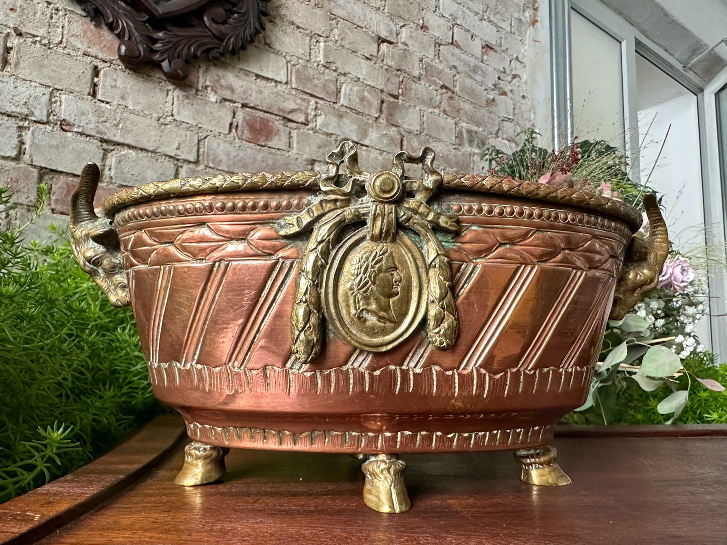 Bronzas un Vara Jardinière ar Aunu Galvām un Romiešu Medaljonu — Empire Stils, Francija/Beļģija, 19. gs. (3630) - Image 1