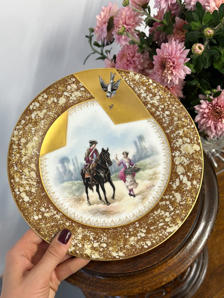 Izsmalcināts Porcelāna Šķīvis ar Parakstu, Neliela Izmēra (5170) - Image 1