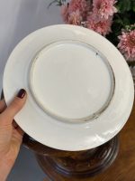 Izsmalcināts Porcelāna Šķīvis ar Parakstu, Neliela Izmēra (5170) - Image 8