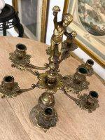 Grezns Bronzas Kandelabrs deviņām Svecēm ar Ķeruba Figūru — Baroka stilā, (antique bronze cherub candelabra dark patina — Baroque Style) (6079) - Image 8