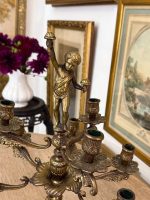 Grezns Bronzas Kandelabrs deviņām Svecēm ar Ķeruba Figūru — Baroka stilā, (antique bronze cherub candelabra dark patina — Baroque Style) (6079) - Image 5