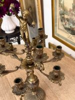 Grezns Bronzas Kandelabrs deviņām Svecēm ar Ķeruba Figūru — Baroka stilā, (antique bronze cherub candelabra dark patina — Baroque Style) (6079) - Image 4