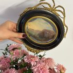 Miniatūra Glezniņa, Melnā Rāmī ar Izsmalcinātu Bronzas Detalizāciju (5179)