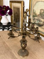 Grezns Bronzas Kandelabrs deviņām Svecēm ar Ķeruba Figūru — Baroka stilā, (antique bronze cherub candelabra dark patina — Baroque Style) (6079) - Image 2
