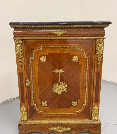 Luksuriøs valnødbuffet med bronzeudsmykning og marmorplade, Louis XVI stil