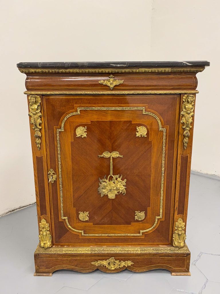 Luksuriøs valnødbuffet med bronzeudsmykning og marmorplade, Louis XVI stil