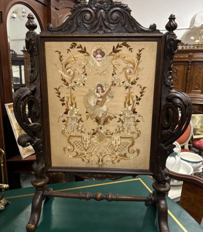 Carved Fire Screen med Silkebroderi, Nyrenæssance (4397)