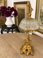 Grezna maza jūgendstila galda lampa ar sieviešu figūrām un slīpēta stikla kupolu, (Antique small Art Nouveau brass table lamp) (6051) - Image 2