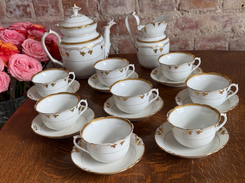 Limoges Porcelæn Te- og Kaffeservice til 8 i klassicistisk stil