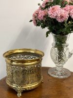 Misiņa Kašpo ar Caurstrādātu Arabesku Ornamentiku un Lauvas Galvas Kājiņām — Renesanses Atdzimšanas stils, Francija / Beļģija, ap 1870.–1900. Neliela Izmēra Kašpo ar Smalku Detalizāciju, Viegls Pēc Svara (5058) - Image 2