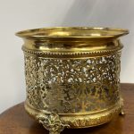 Misiņa Kašpo ar Caurstrādātu Arabesku Ornamentiku un Lauvas Galvas Kājiņām — Renesanses Atdzimšanas stils, Francija / Beļģija, ap 1870.–1900. Neliela Izmēra Kašpo ar Smalku Detalizāciju, Viegls Pēc Svara (5058)