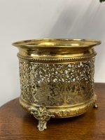 Misiņa Kašpo ar Caurstrādātu Arabesku Ornamentiku un Lauvas Galvas Kājiņām — Renesanses Atdzimšanas stils, Francija / Beļģija, ap 1870.–1900. Neliela Izmēra Kašpo ar Smalku Detalizāciju, Viegls Pēc Svara (5058)