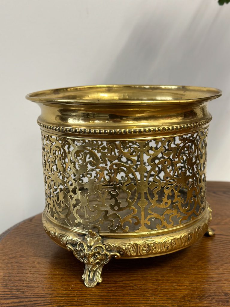 Misiņa Kašpo ar Caurstrādātu Arabesku Ornamentiku un Lauvas Galvas Kājiņām — Renesanses Atdzimšanas stils, Francija / Beļģija, ap 1870.–1900. Neliela Izmēra Kašpo ar Smalku Detalizāciju, Viegls Pēc Svara (5058) - Image 1