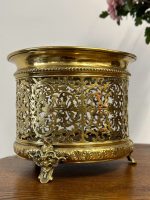 Misiņa Kašpo ar Caurstrādātu Arabesku Ornamentiku un Lauvas Galvas Kājiņām — Renesanses Atdzimšanas stils, Francija / Beļģija, ap 1870.–1900. Neliela Izmēra Kašpo ar Smalku Detalizāciju, Viegls Pēc Svara (5058) - Image 3