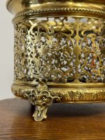 Misiņa Kašpo ar Caurstrādātu Arabesku Ornamentiku un Lauvas Galvas Kājiņām — Renesanses Atdzimšanas stils, Francija / Beļģija, ap 1870.–1900. Neliela Izmēra Kašpo ar Smalku Detalizāciju, Viegls Pēc Svara (5058) - Image 7