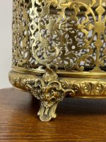 Misiņa Kašpo ar Caurstrādātu Arabesku Ornamentiku un Lauvas Galvas Kājiņām — Renesanses Atdzimšanas stils, Francija / Beļģija, ap 1870.–1900. Neliela Izmēra Kašpo ar Smalku Detalizāciju, Viegls Pēc Svara (5058) - Image 10