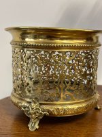 Misiņa Kašpo ar Caurstrādātu Arabesku Ornamentiku un Lauvas Galvas Kājiņām — Renesanses Atdzimšanas stils, Francija / Beļģija, ap 1870.–1900. Neliela Izmēra Kašpo ar Smalku Detalizāciju, Viegls Pēc Svara (5058) - Image 8