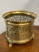 Misiņa Kašpo ar Caurstrādātu Arabesku Ornamentiku un Lauvas Galvas Kājiņām — Renesanses Atdzimšanas stils, Francija / Beļģija, ap 1870.–1900. Neliela Izmēra Kašpo ar Smalku Detalizāciju, Viegls Pēc Svara (5058) - Image 4