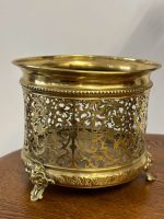 Misiņa Kašpo ar Caurstrādātu Arabesku Ornamentiku un Lauvas Galvas Kājiņām — Renesanses Atdzimšanas stils, Francija / Beļģija, ap 1870.–1900. Neliela Izmēra Kašpo ar Smalku Detalizāciju, Viegls Pēc Svara (5058) - Image 5