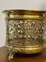 Misiņa Kašpo ar Caurstrādātu Arabesku Ornamentiku un Lauvas Galvas Kājiņām — Renesanses Atdzimšanas stils, Francija / Beļģija, ap 1870.–1900. Neliela Izmēra Kašpo ar Smalku Detalizāciju, Viegls Pēc Svara (5058) - Image 6