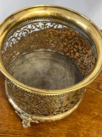 Misiņa Kašpo ar Caurstrādātu Arabesku Ornamentiku un Lauvas Galvas Kājiņām — Renesanses Atdzimšanas stils, Francija / Beļģija, ap 1870.–1900. Neliela Izmēra Kašpo ar Smalku Detalizāciju, Viegls Pēc Svara (5058) - Image 11