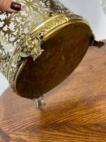 Misiņa Kašpo ar Caurstrādātu Arabesku Ornamentiku un Lauvas Galvas Kājiņām — Renesanses Atdzimšanas stils, Francija / Beļģija, ap 1870.–1900. Neliela Izmēra Kašpo ar Smalku Detalizāciju, Viegls Pēc Svara (5058) - Image 9