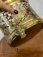 Misiņa Kašpo ar Caurstrādātu Arabesku Ornamentiku un Lauvas Galvas Kājiņām — Renesanses Atdzimšanas stils, Francija / Beļģija, ap 1870.–1900. Neliela Izmēra Kašpo ar Smalku Detalizāciju, Viegls Pēc Svara (5058) - Image 12