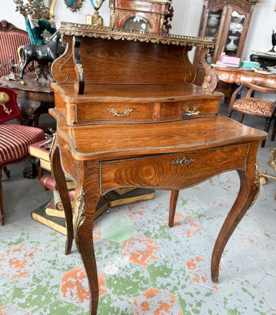 Dame Skrivebord med Udtrækkelig Læderoverflade og Bronzeapplikationer — Louis XV–XVI